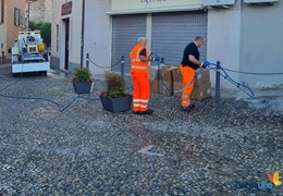 Polpenazze del Garda: il lavaggio della pavimentazione del centro storico