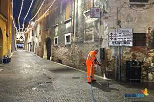 Photogallery: Manerba, pulizia pavimentazione del centro storico